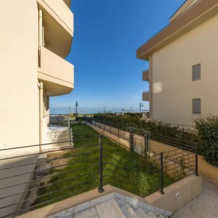 Beachfront Luxurious Newly Built 2-bed Flat With Stunning Sea Views & Terrace شقة روزيتو ديلي أبروتسي