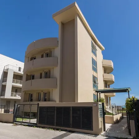 شقة Beachfront Luxurious Newly Built 2-bed Flat With Stunning Sea Views & Terrace روزيتو ديلي أبروتسي
