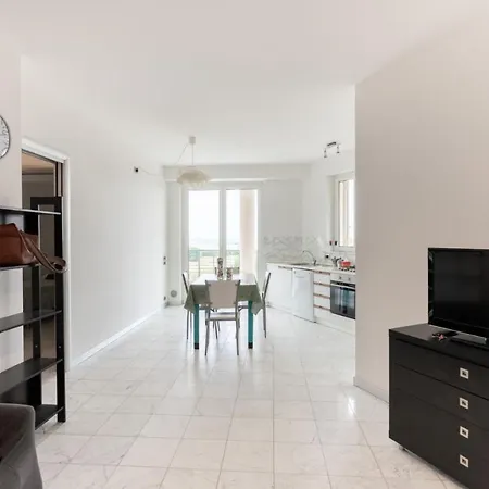 Beachfront Luxurious Newly Built 2-bed Flat With Stunning Sea Views & Terrace * روزيتو ديلي أبروتسي