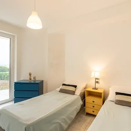 Beachfront Luxurious Newly Built 2-bed Flat With Stunning Sea Views & Terrace *