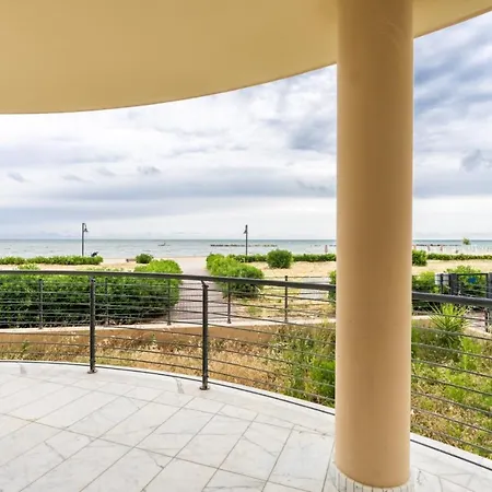 Beachfront Luxurious Newly Built 2-bed Flat With Stunning Sea Views & Terrace