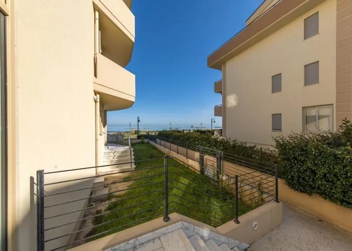 Beachfront Luxurious Newly Built 2-bed Flat With Stunning Sea Views & Terrace Appartamento Roseto Degli Abruzzi