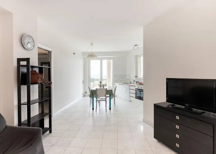 Beachfront Luxurious Newly Built 2-bed Flat With Stunning Sea Views & Terrace * روزيتو ديلي أبروتسي